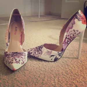 NWOT floral pumps.
